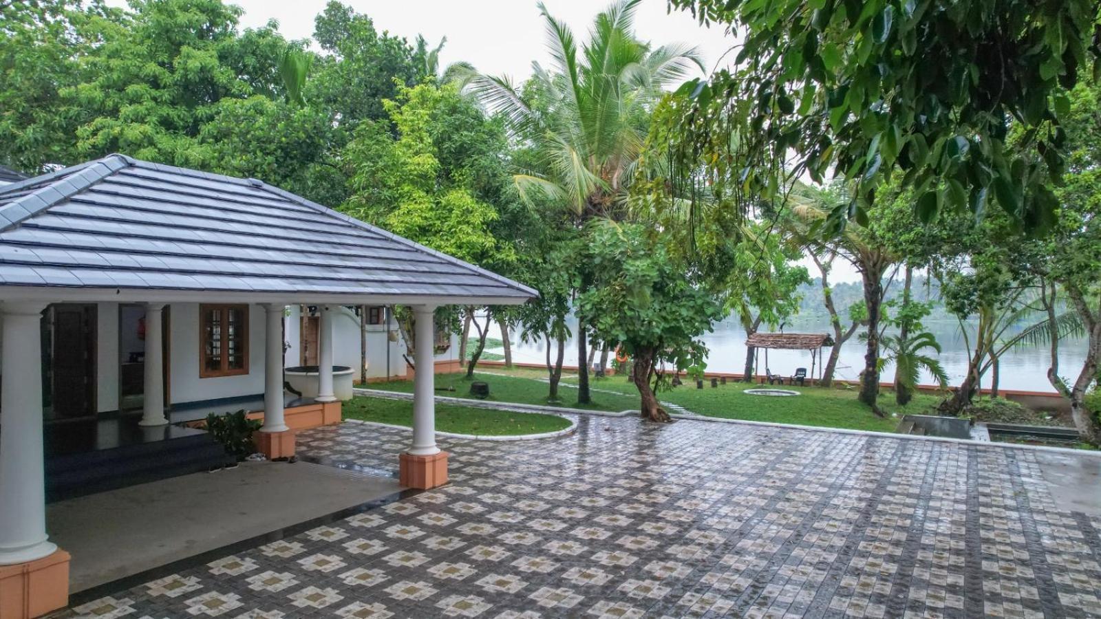 Ferienwohnung Waterfront By Palmyra Kollam Exterior foto