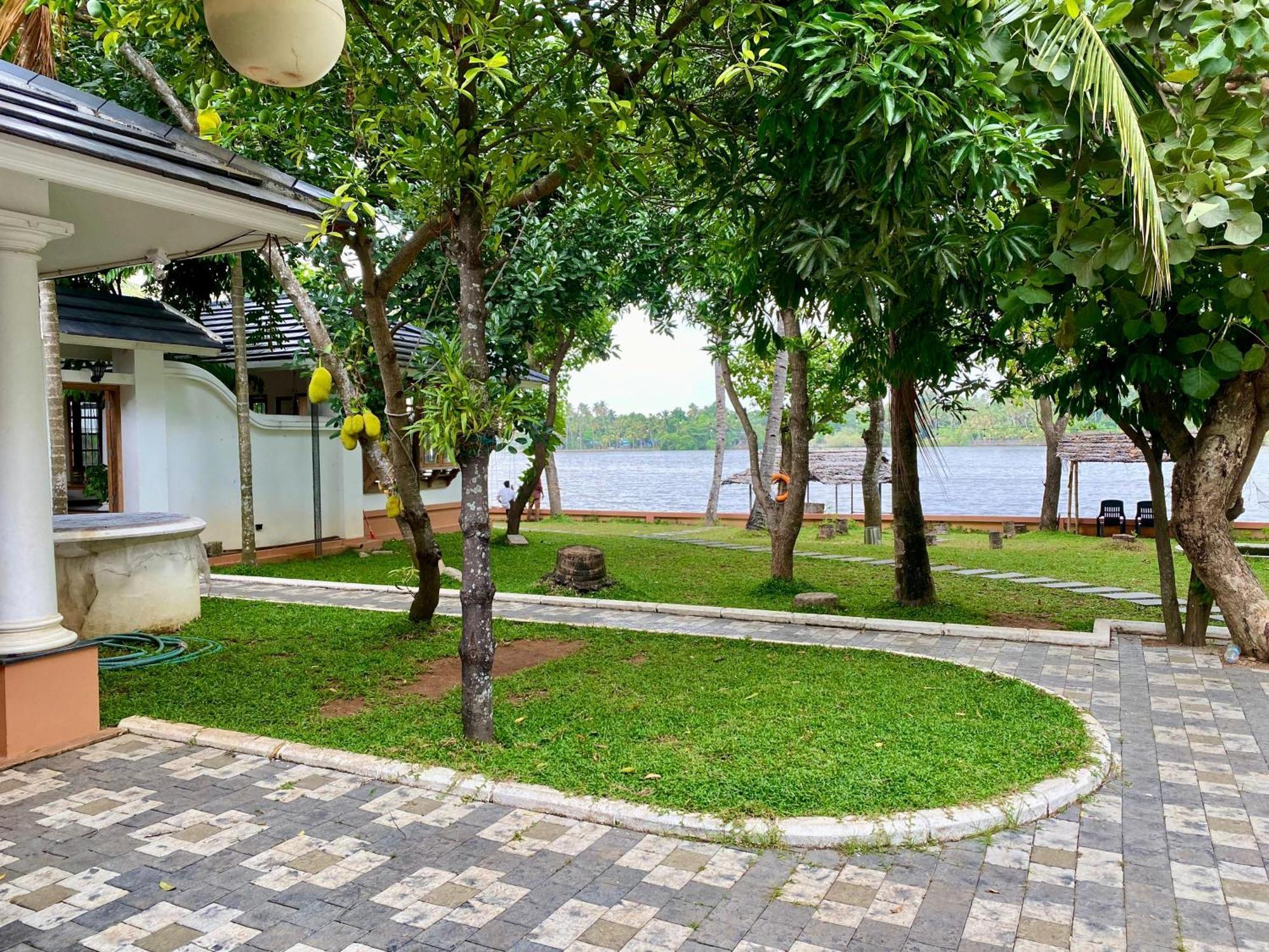 Ferienwohnung Waterfront By Palmyra Kollam Exterior foto