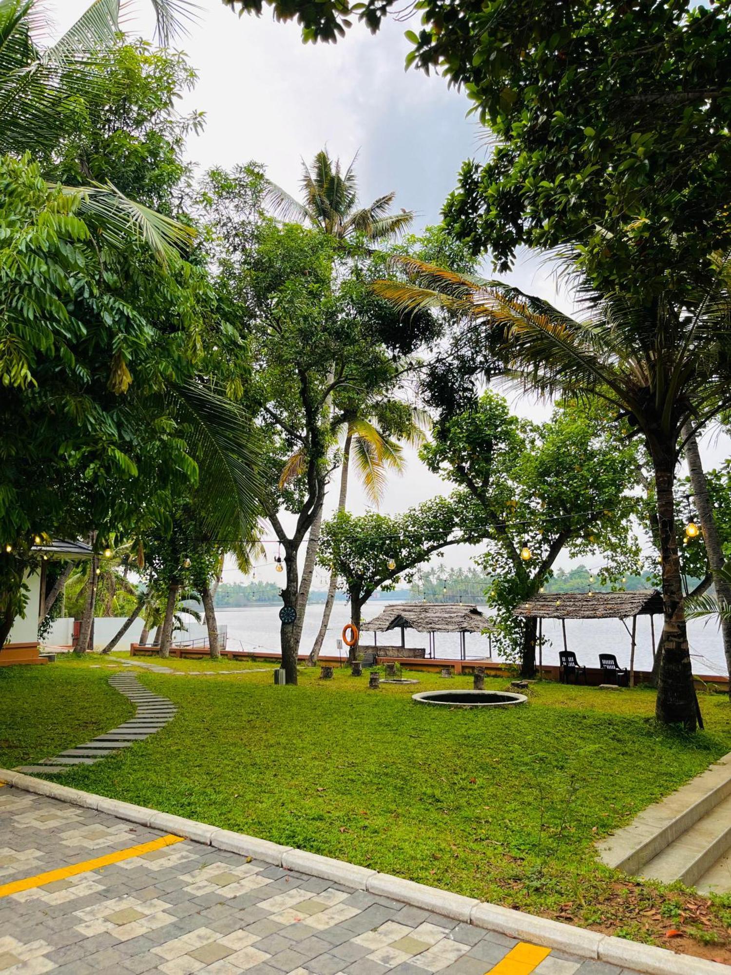 Ferienwohnung Waterfront By Palmyra Kollam Exterior foto